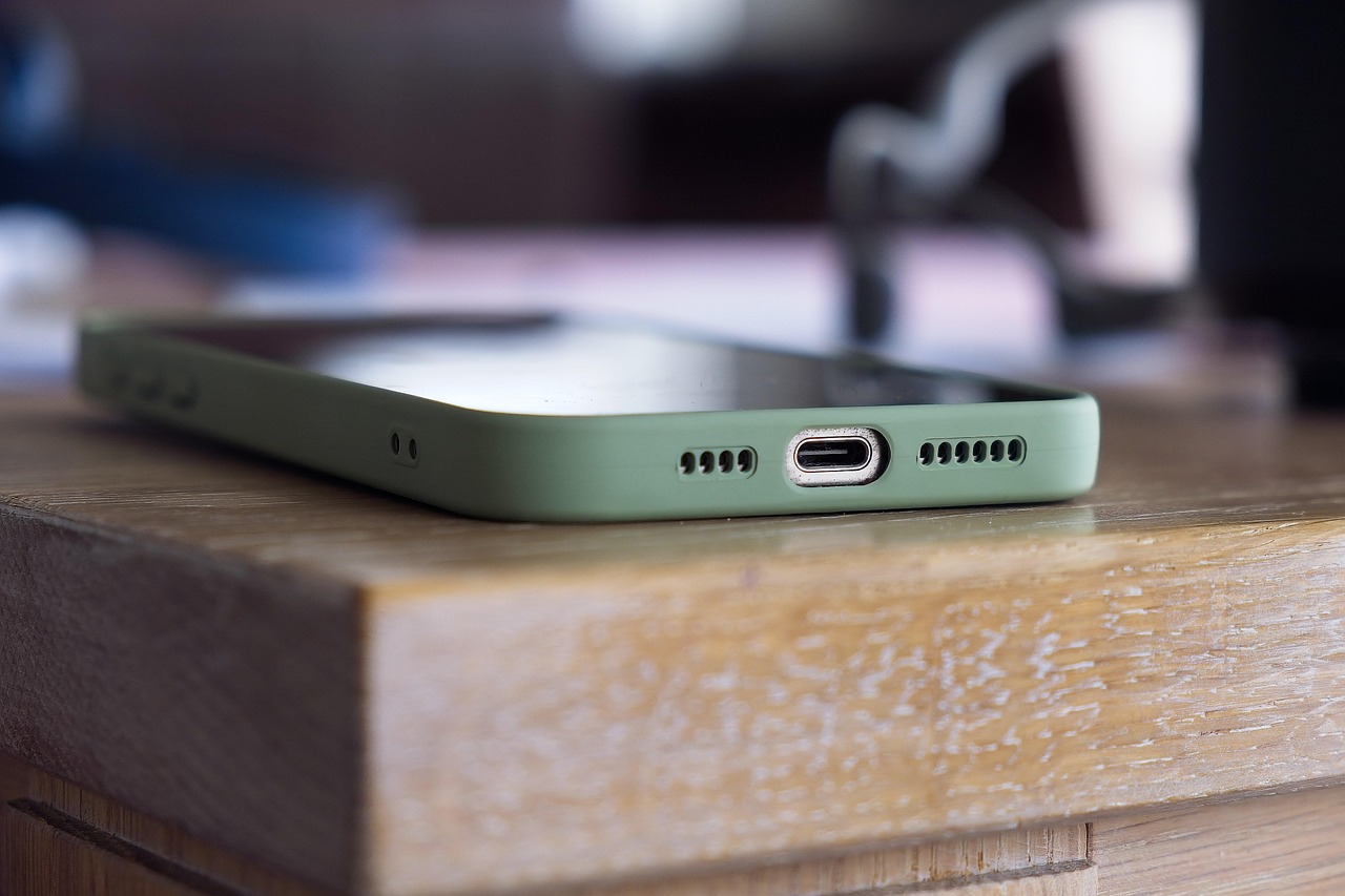 Close-up of a smartphone, illustrating the everyday exposure that long-term registry studies compare with brain tumour trends